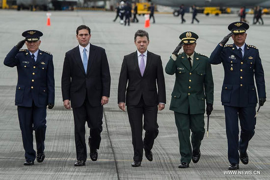 Presidente de Colombia anuncia más aviones y armas para Fuerza Aérea 2