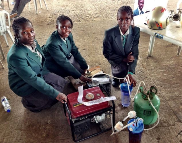 Cuatro chicas africanas crean generador de energía en base a orina 