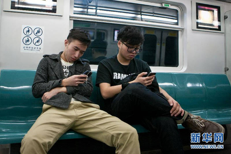 Vida digital no se interrumpe en el metro 19