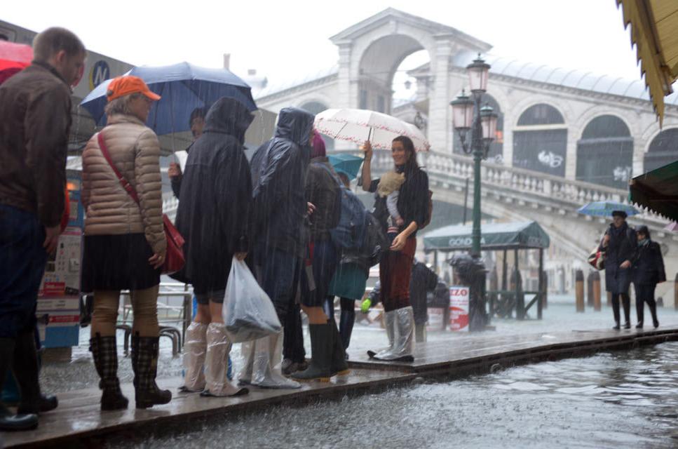 Lluvias nocturnas han inundado el 70% de la ciudad italiana de Venecia 7