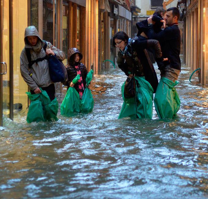 Lluvias nocturnas han inundado el 70% de la ciudad italiana de Venecia