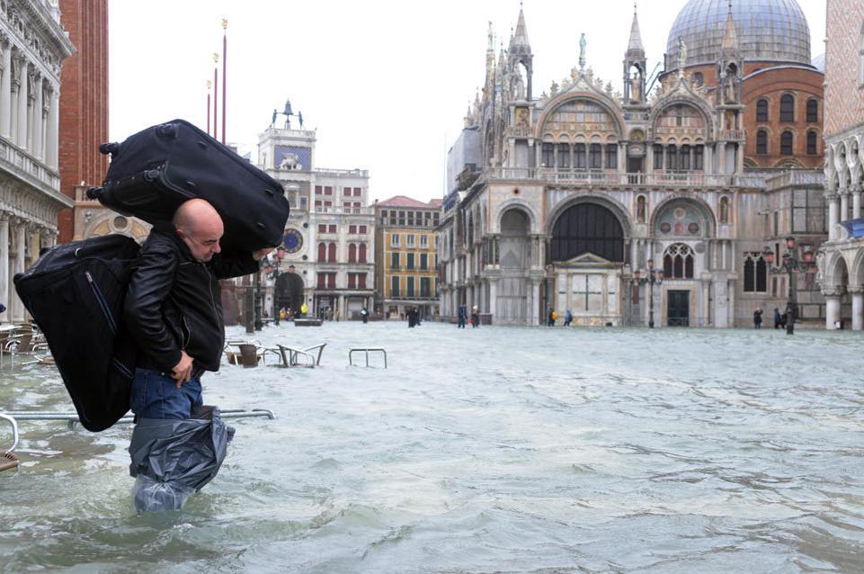 Lluvias nocturnas han inundado el 70% de la ciudad italiana de Venecia 8