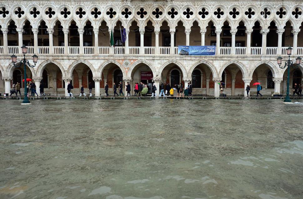Lluvias nocturnas han inundado el 70% de la ciudad italiana de Venecia 3