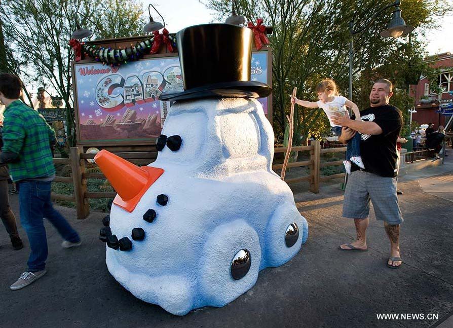 Inicia temporada navideña en el parque de diversiones Disney California Adventure