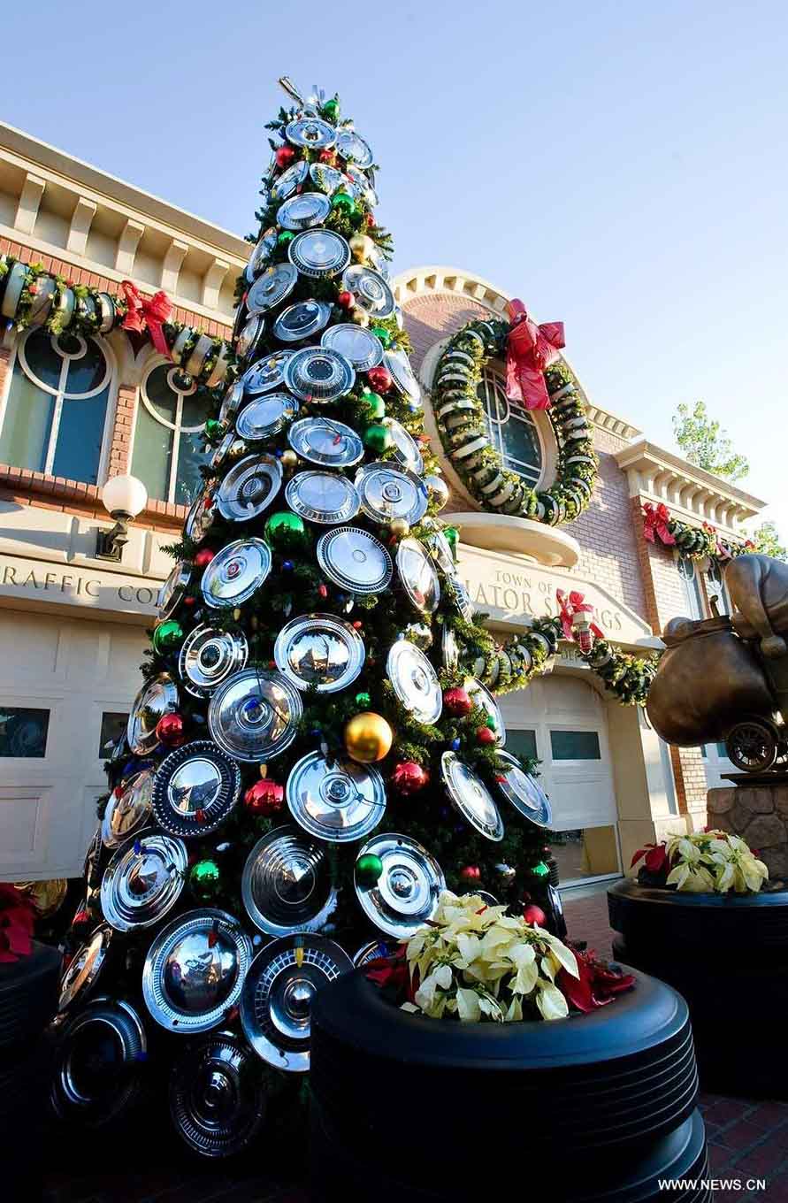 Inicia temporada navideña en el parque de diversiones Disney California Adventure