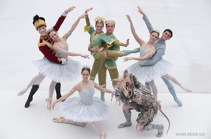 Ballet Nacional inglés se presentan en una pista de hielo del Museo de Historia Natural