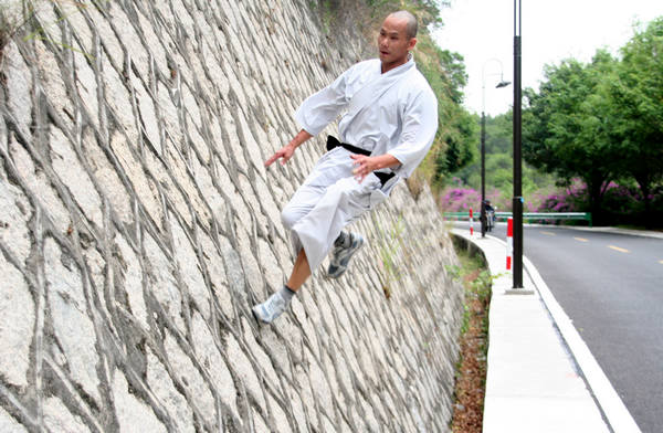 Monje de Shaolin “camina” sobre la pared 