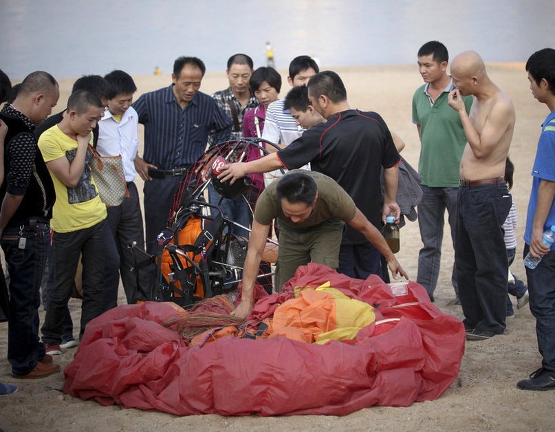 Parapentista de Zhuzhou “vuela” a casa para evitar atascos (3)