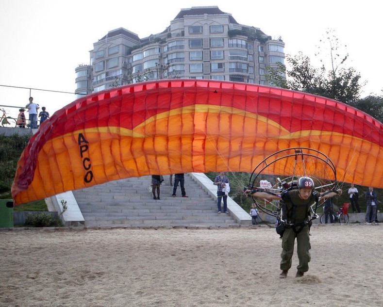 Parapentista de Zhuzhou “vuela” a casa para evitar atascos (4)