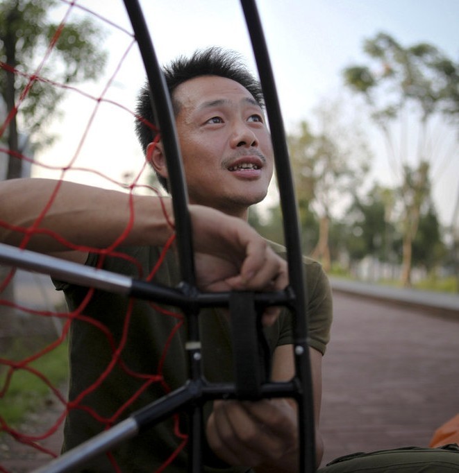 Parapentista de Zhuzhou “vuela” a casa para evitar atascos (6)