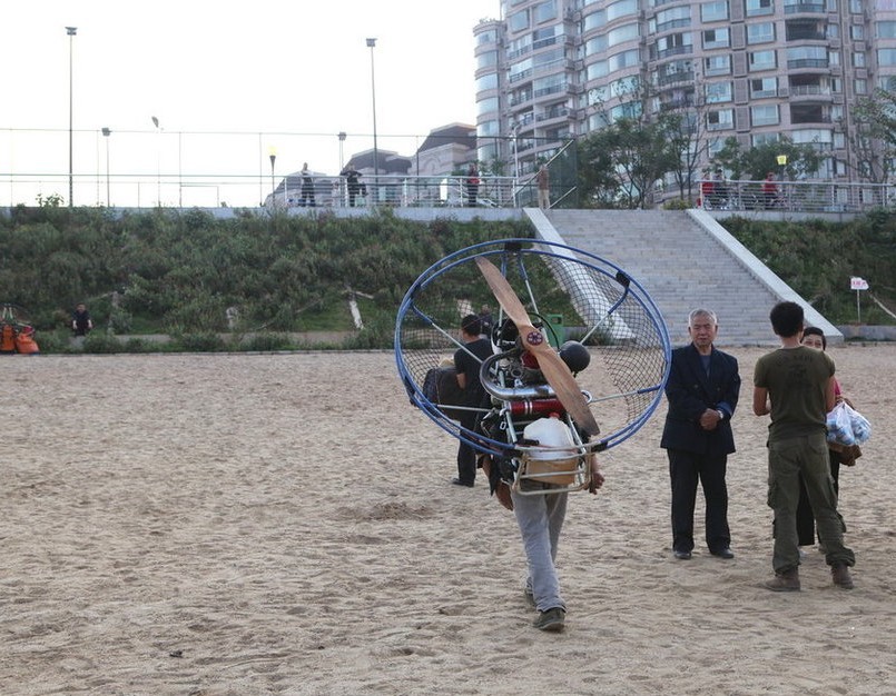 Parapentista de Zhuzhou “vuela” a casa para evitar atascos (7)