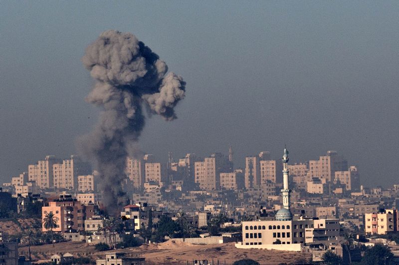 Cazas israelíes atacan centros de lanzamiento de cohetes en Gaza