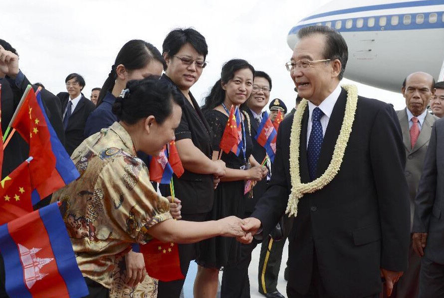 Premier chino llega a Pnom Penh para reuniones de líderes de Asia Oriental y visita a Camboya