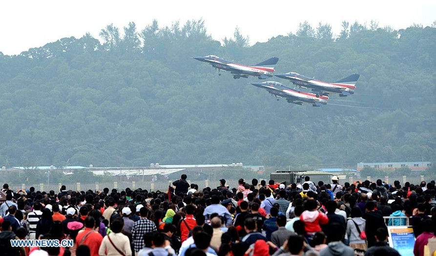 Aeronaves de combate J-10 hacen maniobras en la 9 Exhibición Internacional China de la Aviación y el Aeroespacio