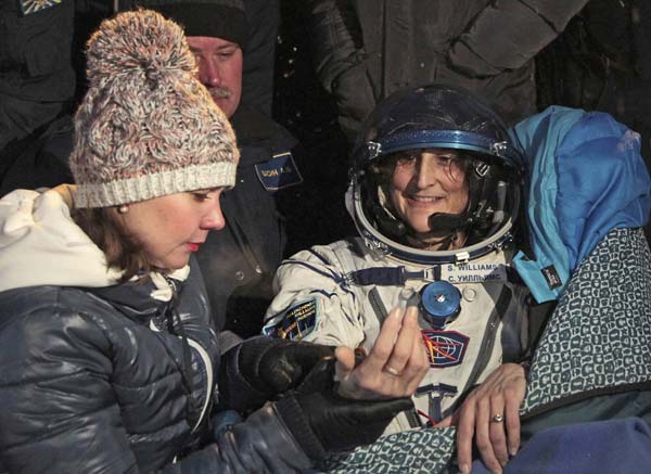 Regresan a la Tierra tres tripulantes de la EEI en la nave Soyuz