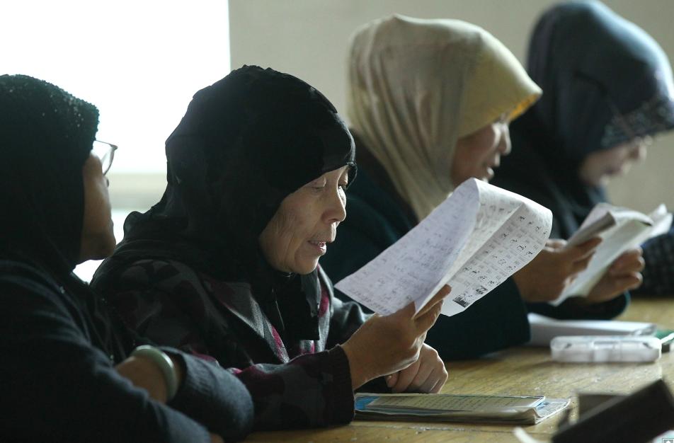 Mujeres asisten a una clase en la Escuela Musulmana para Mujeres de Xihu, en la ciudad de Lanzhou, provincia de Gansu, el 31 de octubre de 2012. [Foto por Zou Hong/Asianewsphoto]