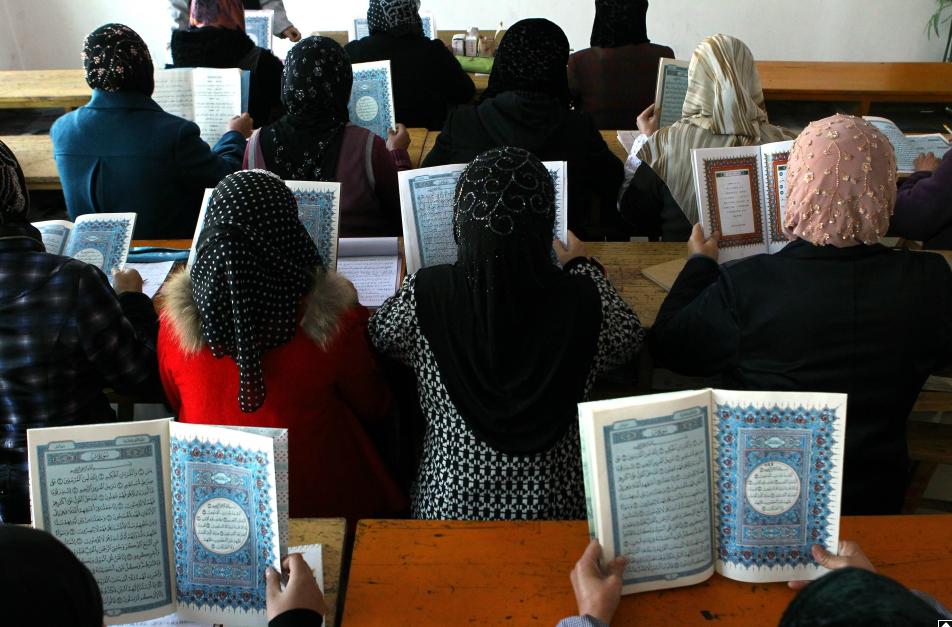 Mujeres estudiantes leen textos coránicos en la Escuela Musulmana para Mujeres de Xihu, en la ciudad de Lanzhou, provincia de Gansu, el 31 de octubre de 2012. [Foto por Zou Hong/Asianewsphoto]