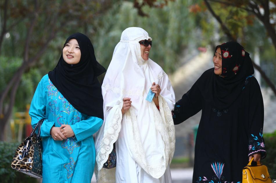 Mujeres con trajes típicos de la religión musulmana en colores vivos, en Lanzhou.[Foto por Zou Hong/Asianewsphoto]