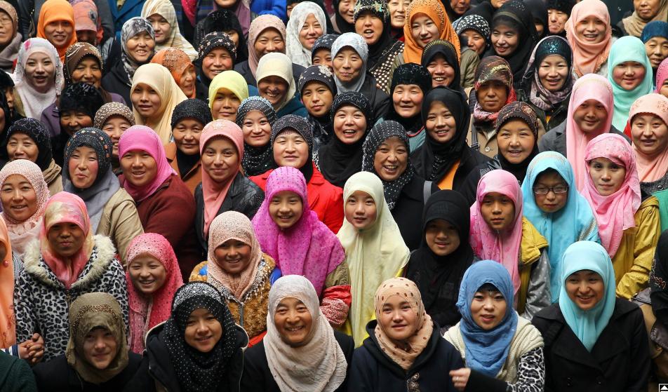 Mujeres estudiantes posan para una foto en la Escuela Musulmana para Mujeres de Xihu, en la ciudad de Lanzhou, provincia de Gansu, el 31 de octubre de 2012. [Foto por Zou Hong/Asianewsphoto]