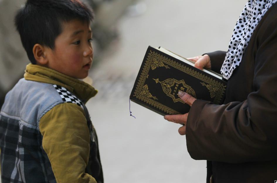 Un niño observa un Corán en la ciudad de Lanzhou, provincia de Gansu, el 31 de octubre de 2012. [Foto por Zou Hong/Asianewsphoto]