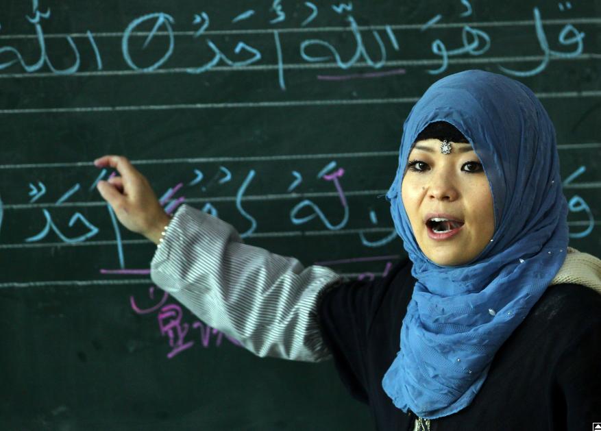 Una profesora enseña canto coránico en la Escuela Musulmana para Mujeres de Xihu, en la ciudad de Lanzhou, provincia de Gansu, el 31 de octubre de 2012. [Foto por Zou Hong/Asianewsphoto]