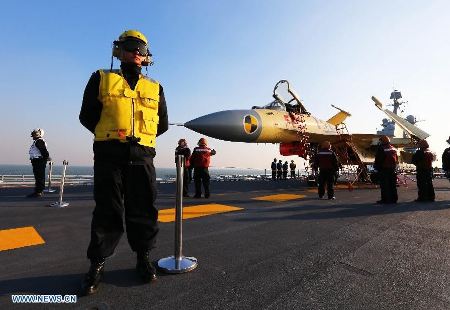 China conduce con éxito los aterrizajes sobre su primer portaaviones "Liaoning" 
