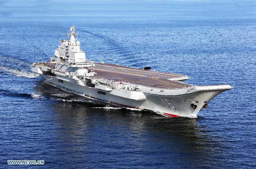 China conduce con éxito los aterrizajes sobre su primer portaaviones "Liaoning" 
