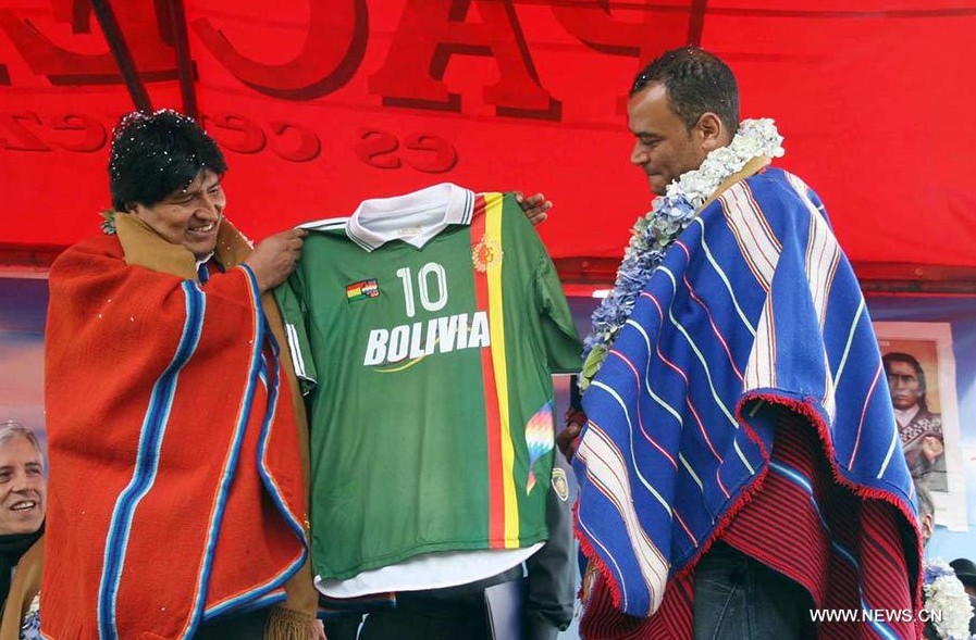 Presidente Bolivia y ex astro brasileño Cafú inauguran cancha de fútbol