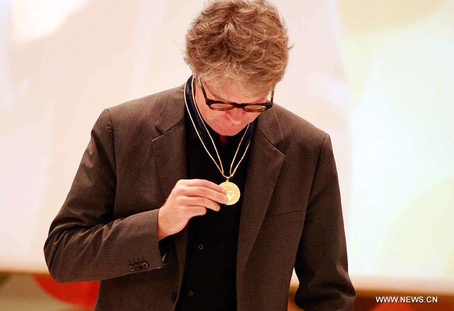 Escritor Jonathan Franzen recibió la primera medalla "Carlos Fuentes"