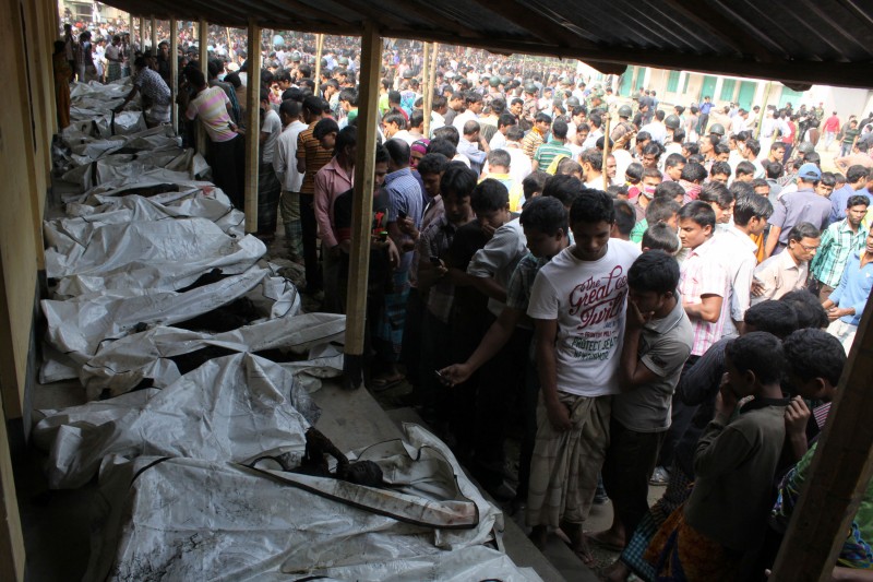 Mueren 120 trabajadores en incendio de fábrica textil de Bangladesh