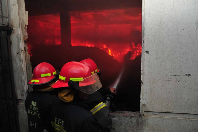 Mueren 120 trabajadores en incendio de fábrica textil de Bangladesh