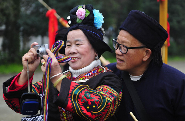La etnia Miao celebra su festival tradicional