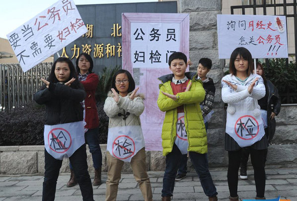 Mujeres protestan contra exámenes ginecológicos obligatorios