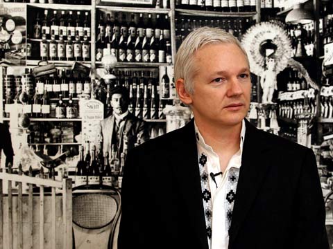 El fundador de WikiLeaks, Julian Assange laza un ataque contra políticos de EE.UU