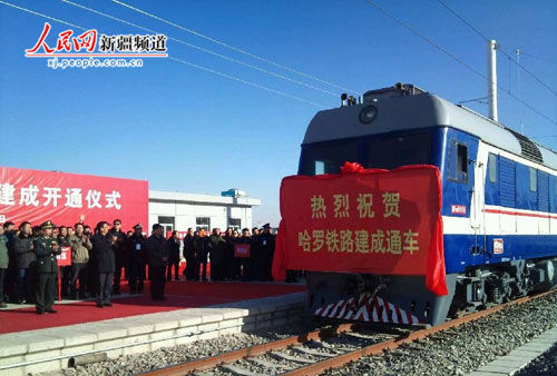 Tren conecta misteriosa región de Xinjiang con resto del país