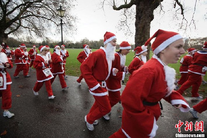 Corrida de “Papás Noel” marca inicio de Navidades en el Reino Unido (2)