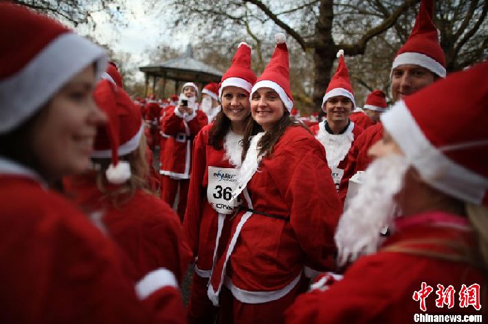 Corrida de “Papás Noel” marca inicio de Navidades en el Reino Unido (3)