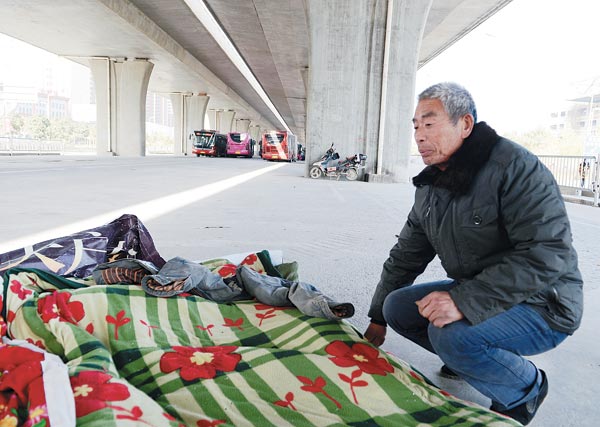 Trabajadores migrantes se refugian bajo puentes peatonales