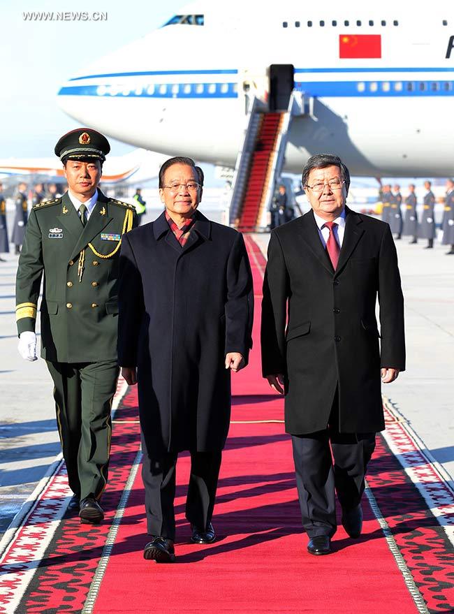 Primer ministro chino llega a Bishkek para reunión de OCS y visita a Kirguizistán