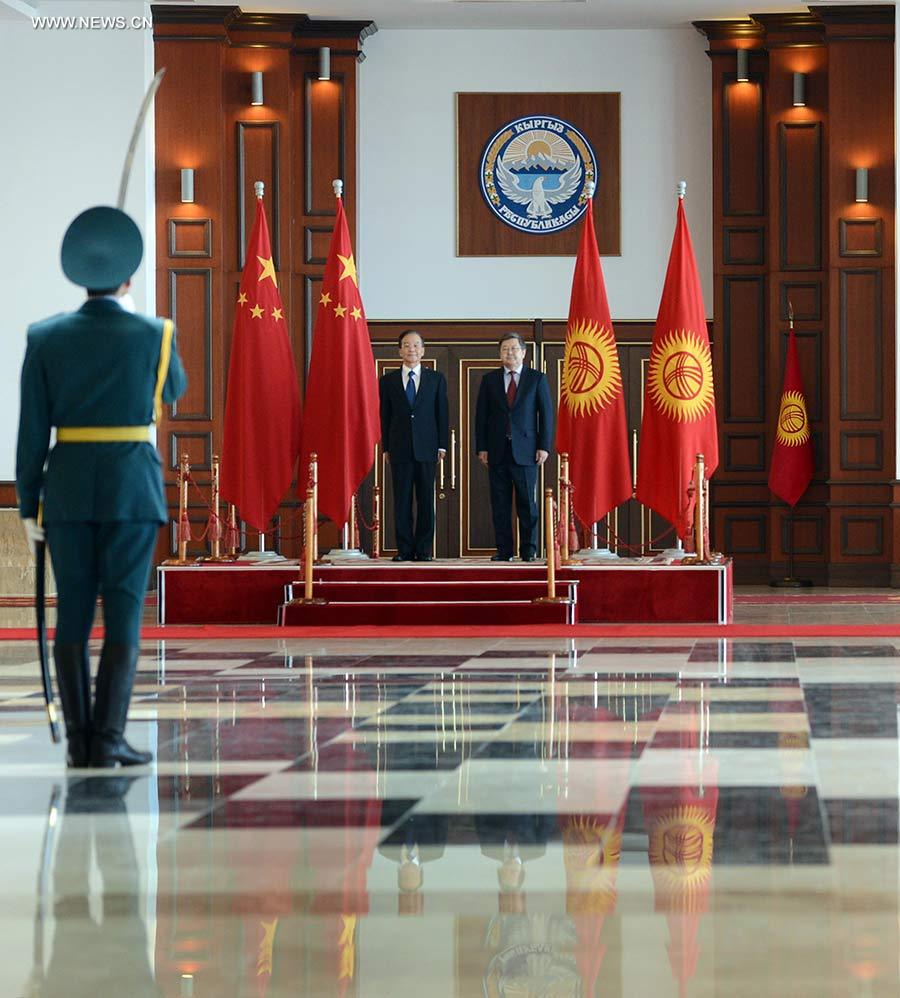 Primer ministro chino llega a Bishkek para reunión de OCS y visita a Kirguizistán