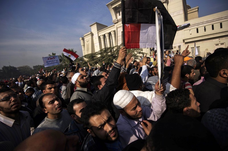 Manifestantes egipcios se enfrentan a policía afuera de palacio presidencial