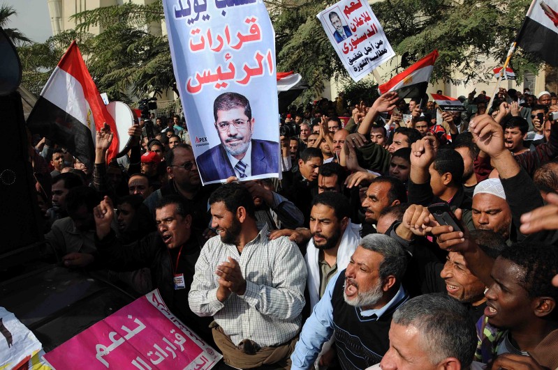 Manifestantes egipcios se enfrentan a policía afuera de palacio presidencial
