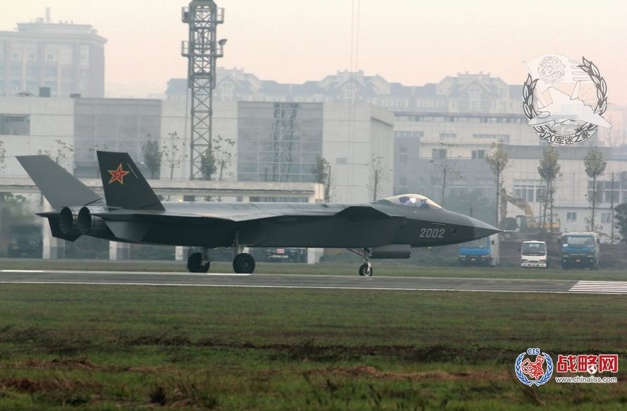 China prueba con éxito su nuevo caza J-20