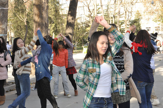 Estudiantes bailan en la inauguración de la Semana Latina en BISU el día 3 de diciembre, 2012. (Foto:Pueblo en Línea/ Gao Yinan)
