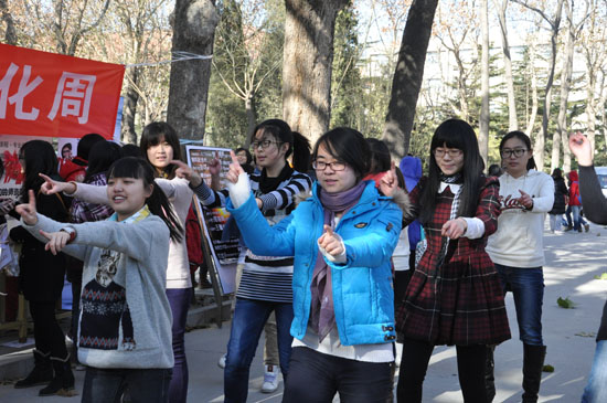 Estudiantes bailan en la inauguración de la Semana Latina en BISU el día 3 de diciembre, 2012. (Foto:Pueblo en Línea/ Gao Yinan)