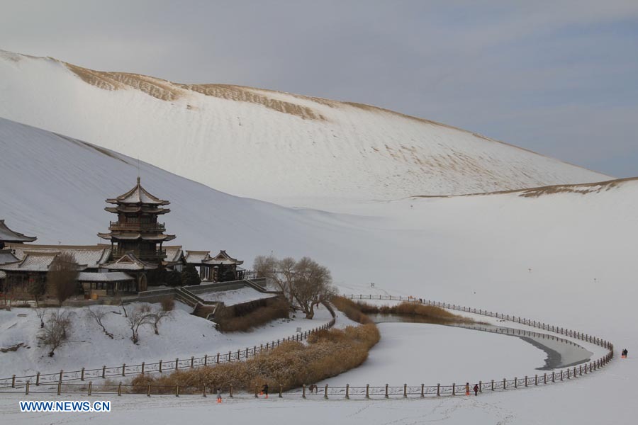 Paisaje nevado de la Montaña Mingsha y el Lago Luna Creciente en Dunhuang