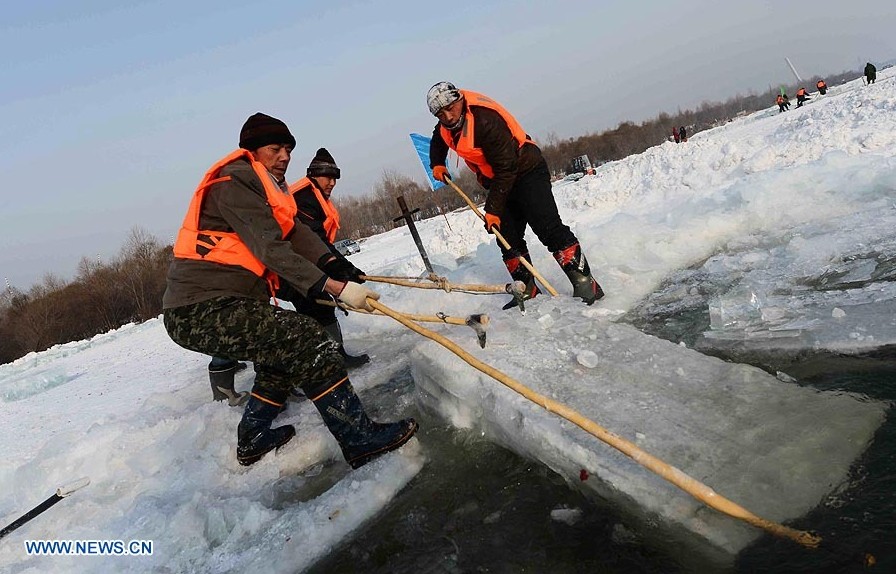 Por bajas temperaturas y intensas nevadas capa de hielo en el río Songhua tiene un grosor de 35 cm