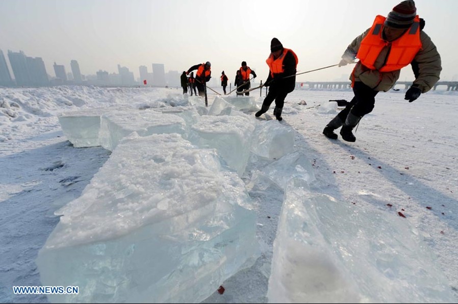 Por bajas temperaturas y intensas nevadas capa de hielo en el río Songhua tiene un grosor de 35 cm