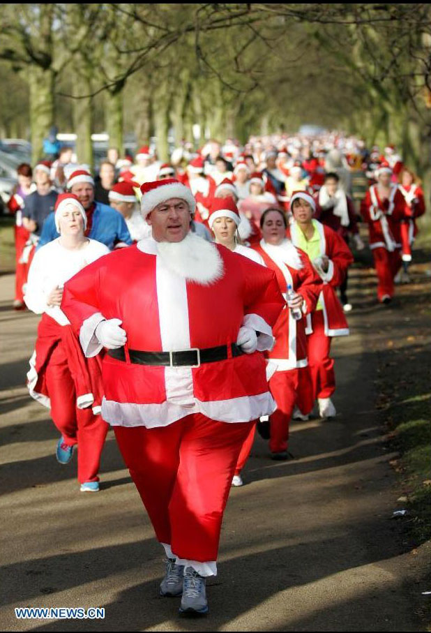 Personas participan en el evento "Santa run"