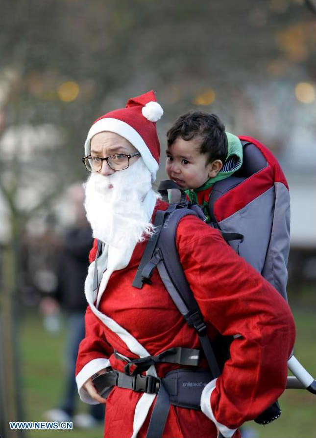 Personas participan en el evento "Santa run"